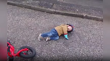 Un accident de vélo...Ce petit garçon mérite un oscar !