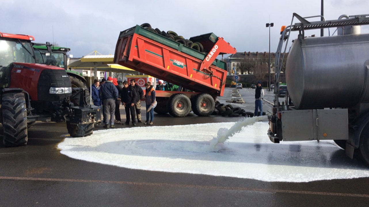 Les agriculteurs FDSEA mènent des actions à Carrefour