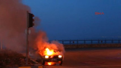 Van Kırmızı Işıkta Duran Otomobil Alev Alev Yandı