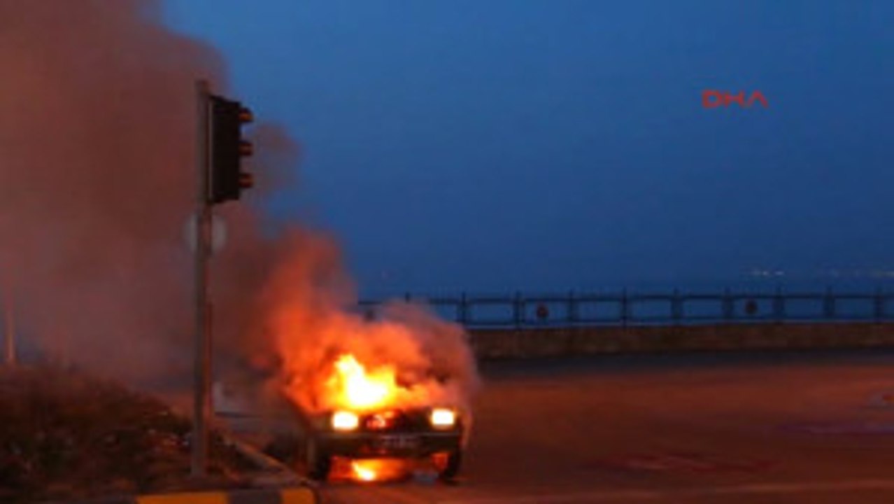 Van Kırmızı Işıkta Duran Otomobil Alev Alev Yandı