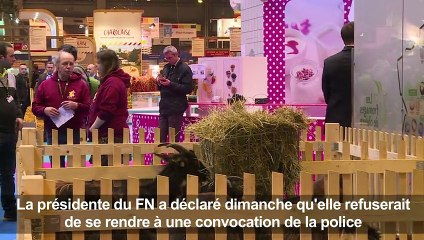 Bernard Cazeneuve met Marine Le Pen en garde