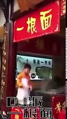 Voici Noodle Bae, l'homme qui danse en cuisinant des nouilles