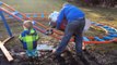 Il construit une montagne russe dans son jardin pour son fils
