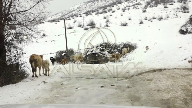 Shumë zona malore mbeten të izoluara nga bora