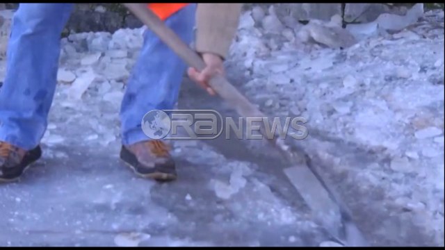 Ora News – Ngrinë kalldrëmet e qytetit të Gjirokastrës