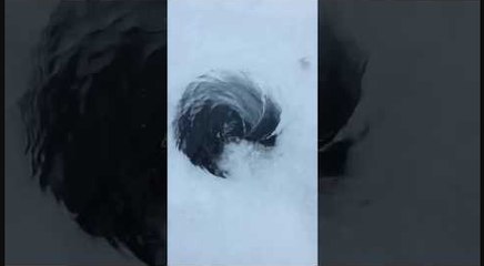 Un mini tourbillon pendant une pèche à la glace