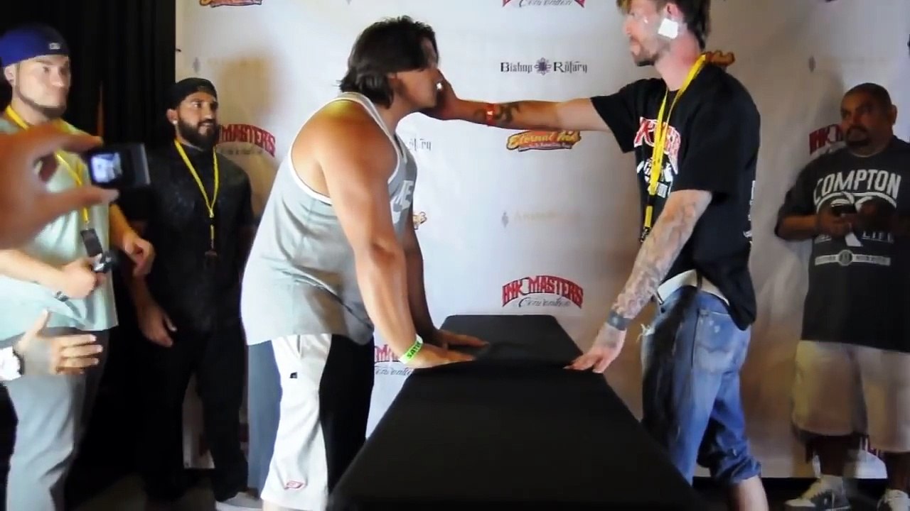 Il se prend un KO lors d'un concours de gifles !