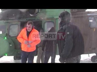 Report TV - FA shpërndajnë ndihma  me helikopter në zonat e izoluara