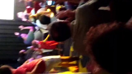 Oli cantando abajo del escenario - 25 de Febrero