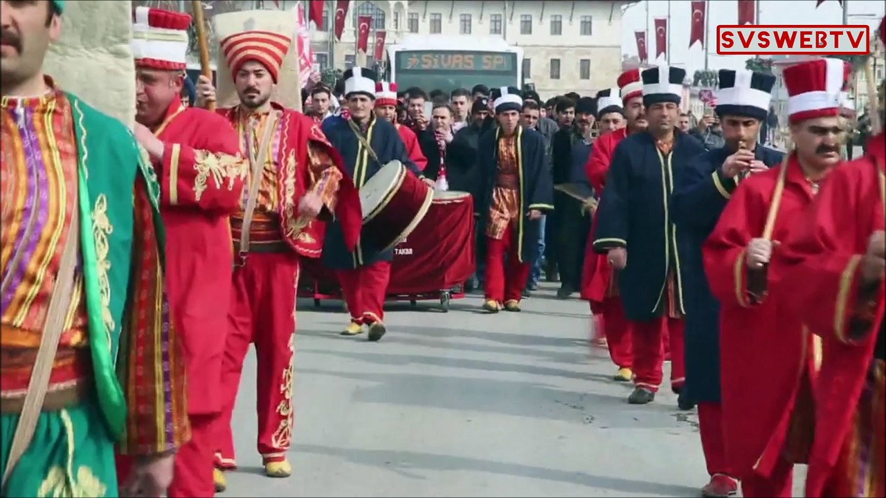 Yigidolar, Mehteran eşliğinde yürüdü.