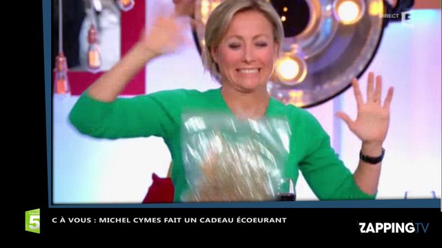 C à vous : Michel Cymes offre un cadeau écoeurant à Anne-Sophie Lapix (vidéo)
