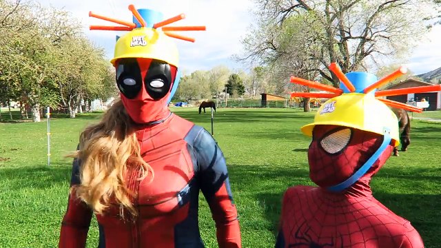 Розовый Человек-паук теряет хвост русалки ж Человек-Паук замороженные Эльза против Джокера конфеты зелье