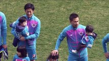 KODA KUMI  interprétant l'hymne national japonais au match d'ouverture de サガン鳥栖（SAGANTOSU）