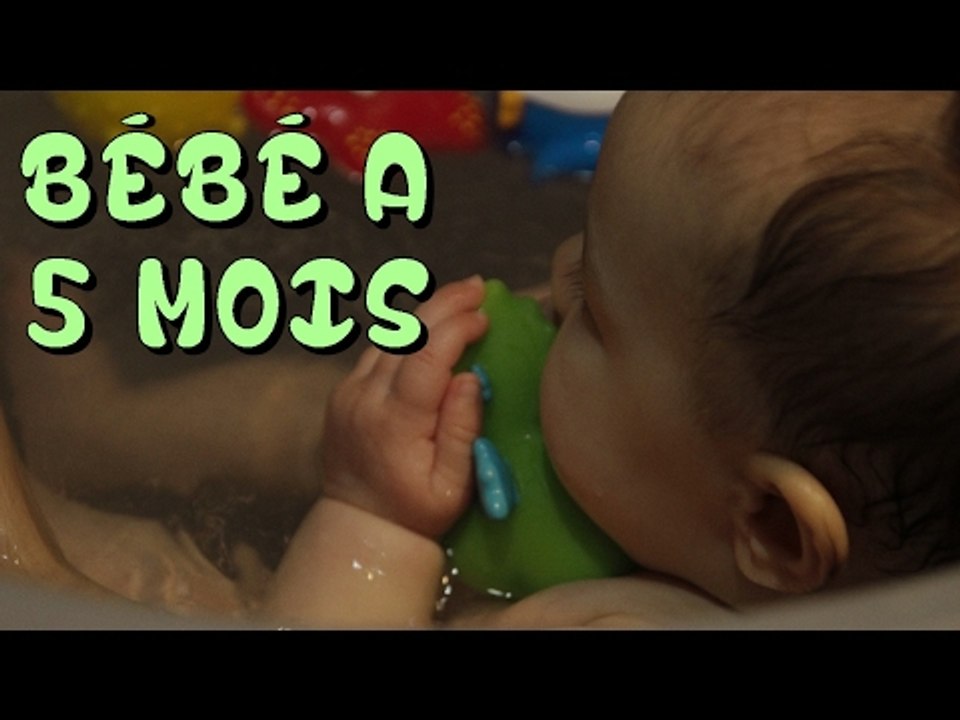 5ème mois de bébé : elle adore la compote !