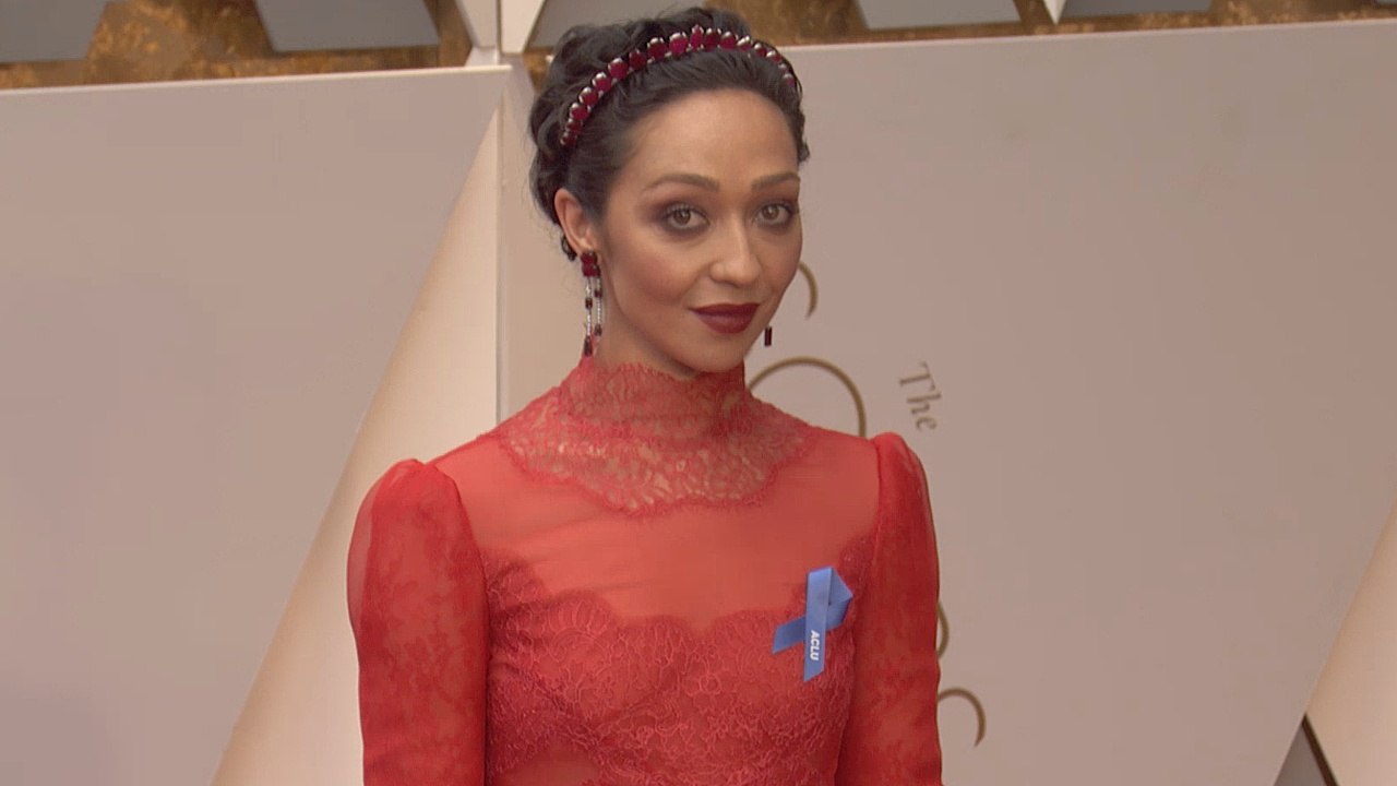 Lazo azul, protagonista de la alfombra roja de los Oscars