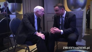 Dziwne spotkanie senatora Johna McCaina z prezydentem Andrzejem Dudą