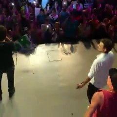 Ciro tocando nuestro HIMNO en Abracadabra en la 1ra. función - 27 de Febrero