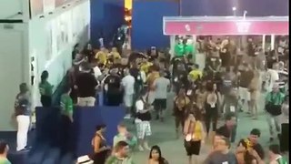 Anitta causa furor ao chegar para se apresentar na Marquês de Sapucaí,carnaval 2017