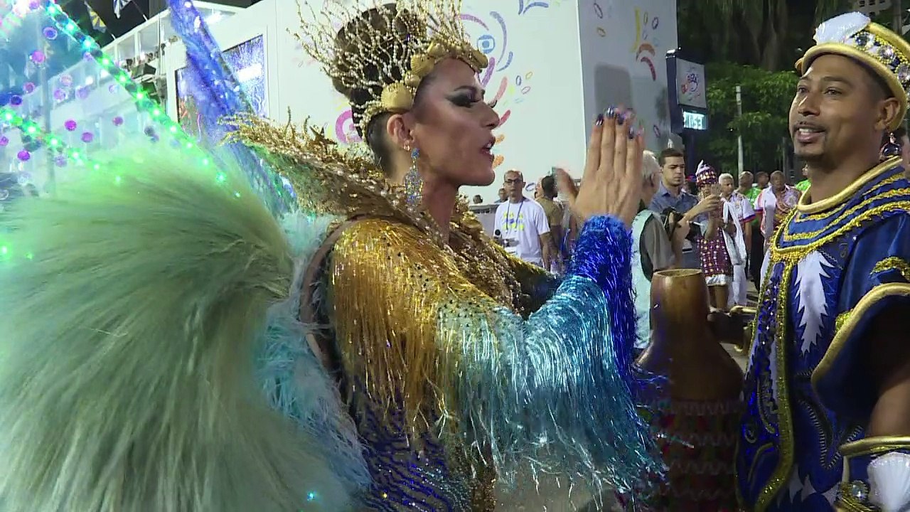 Carnaval de Rio abre su segunda noche de fiesta tras accidente