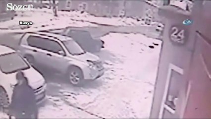 Kar kütlesi kadının üstüne düştü