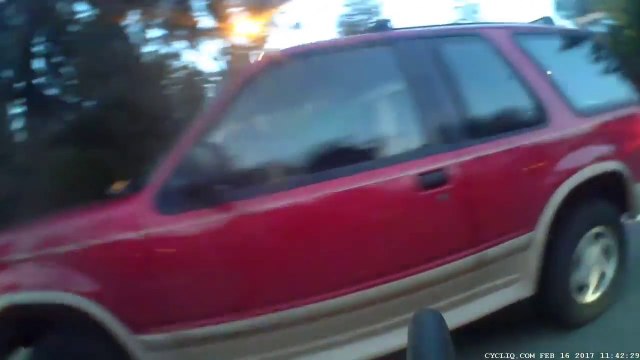 Un taré en 4x4 agresse un cycliste... Road Rage de fou