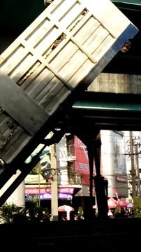 Un bon samaritain vient sauver ce chat coincé. Risqué!