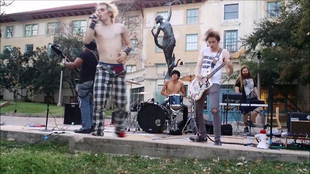 Le chanteur de ce groupe se touche en concert au lycée !!