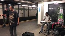 Il chante dans le métro comme un dieu et se fait inviter dans un show télé