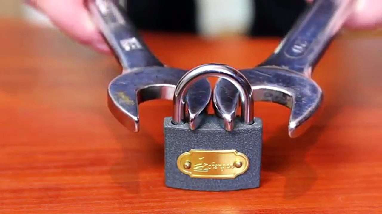 How to open a lock with a nut wrench(360p)