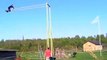 Un Estonien tente de faire un tour complet sur une balançoire géante