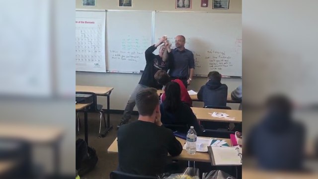 Des élèves font une surprise à leur professeur