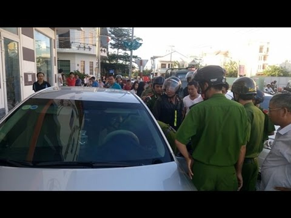 Tin mới nhất - Chồng của Phi Thanh Vân rút súng giữa đường dọa bắn người