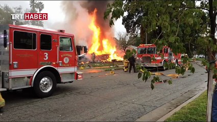 Kaliforniya'da uçak evlerin üstüne düştü