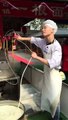 Un cuisinier chinois star du Web grâce à une danse avec... des nouilles ! - Regardez