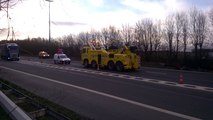 Semi-remorque sur le flanc sur l’autoroute à Peruwelz