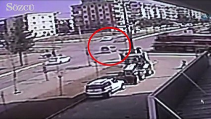 Trenin otomobile çarpma anı kamerada