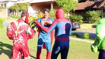 Человек-паук против Халк против Супермена против Железного человека американский футбол реальной жизни супергероев смешные