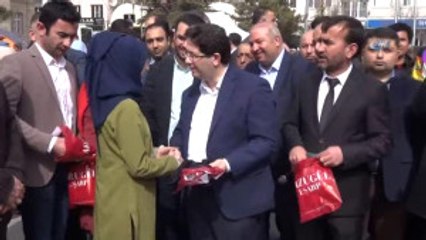 Başörtüsünün Yasaklandığı 28 Şubat'ın Yıl Dönümünde Başörtüsü Dağıtıldı
