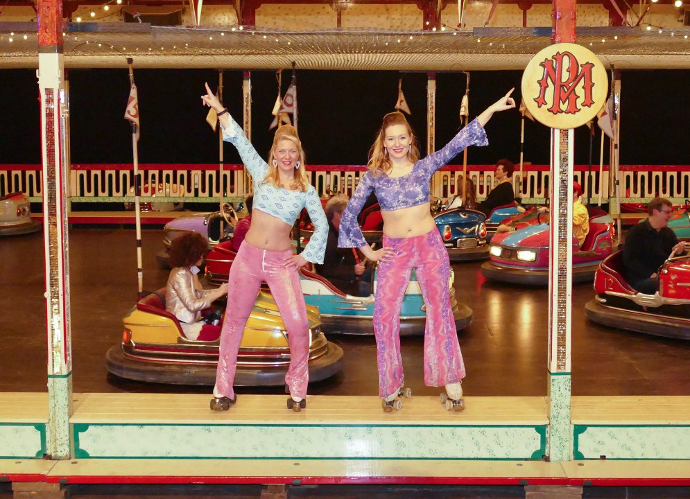 'Disco Fieber' by Showskating: Louisa & Nina auf der 70er Party des Historischen Jahrmarkts 2017