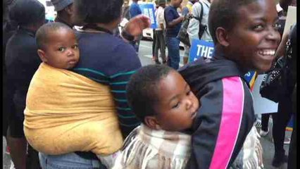 Manifestación en Johannesburgo tras la muerte de 94 pacientes de salud mental
