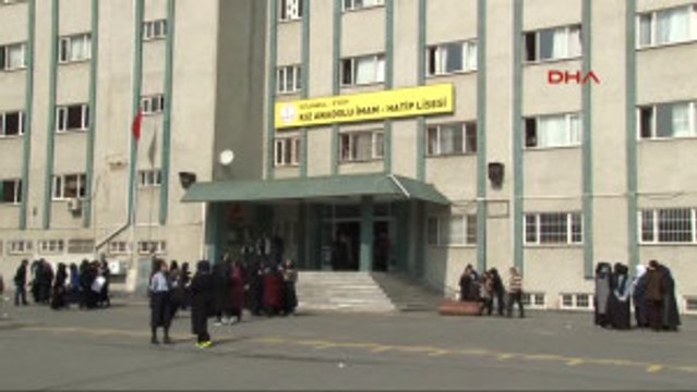 Kız Imam Hatip Lisesi'nde Ders Arası '28 Şubat' Protestosu