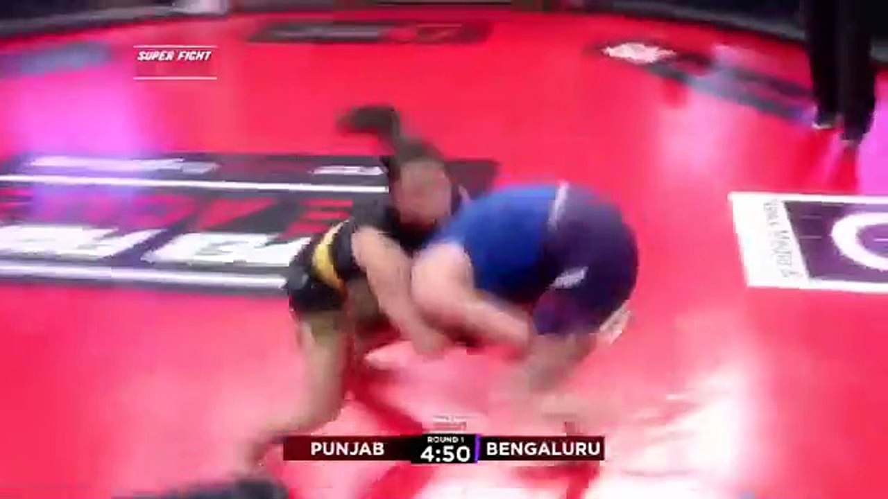 Une catcheuse de MMA énervée, a failli étrangler à mort son adversaire