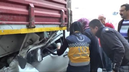 Tırın Altına Giren Araçta Can Pazarı Yaşandı