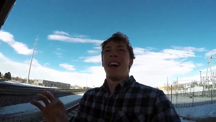 Il se fait passer par-dessus par un train et filme la scène