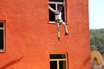 Lisede Yangın Tatbikatı! Üç Öğretmen Okulun İkinci Katından Aşağı Atladı