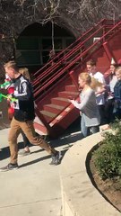 Ils tentent de faire une surprise a leur professeur, mais cela tourne au désastre