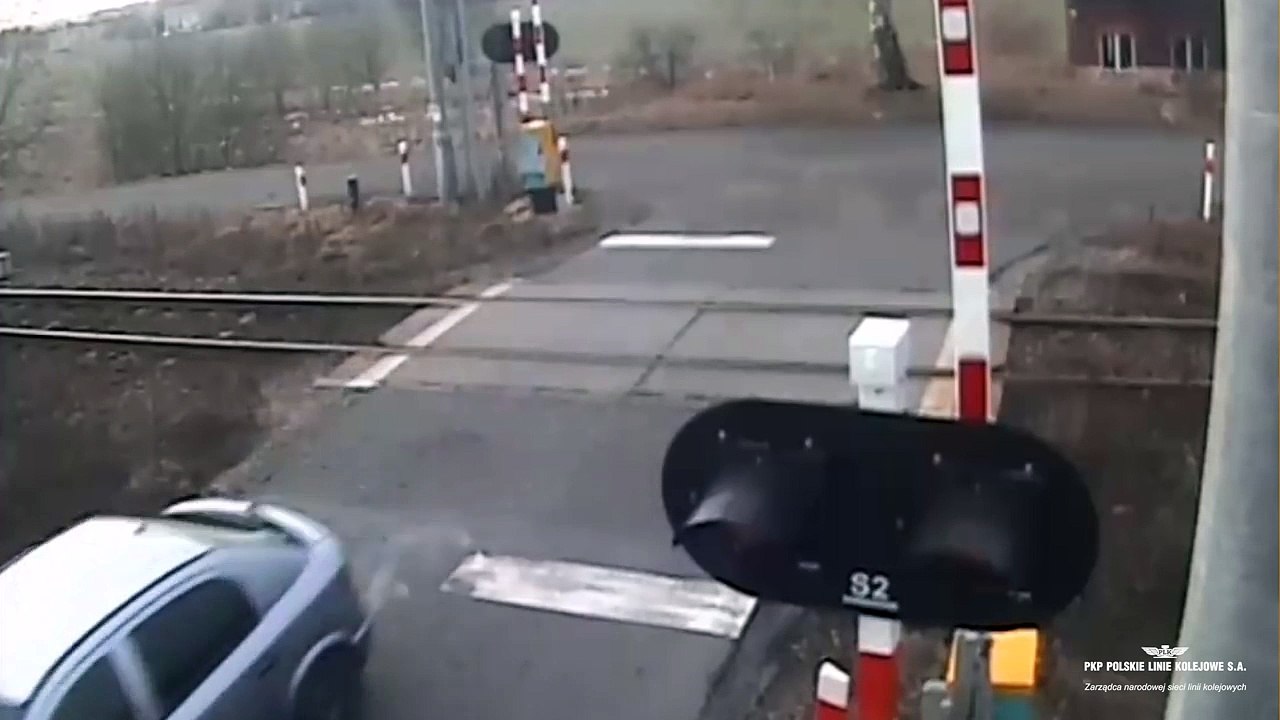 Accident entre une voiture et un train dans un passage à niveau