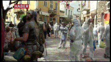 Yunanistan'da yüzlerce kişi un savaşına akın etti