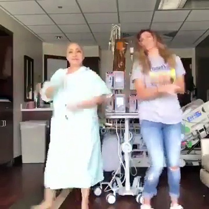La danse de cette patiente avec son infirmière vous arrachera un sourire. Magnifique !