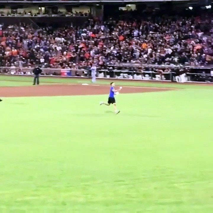 Ce joueur de Baseball a une façon violente de refuser les fleurs qu'on lui tend! Enfoiré